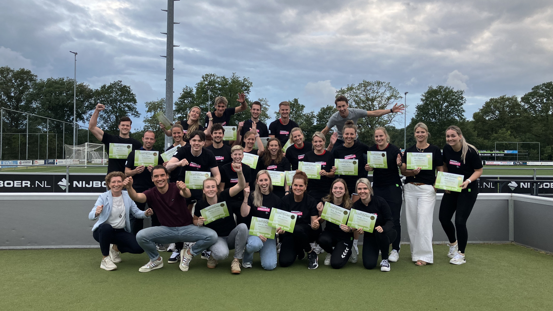 Foto deelnemers met ASM certificaat.jpg